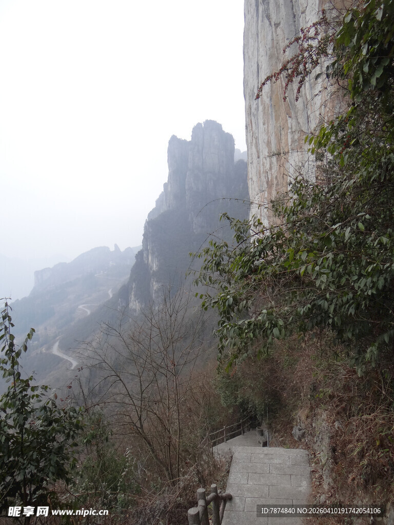 恩施山间小径旁的朦胧山峦