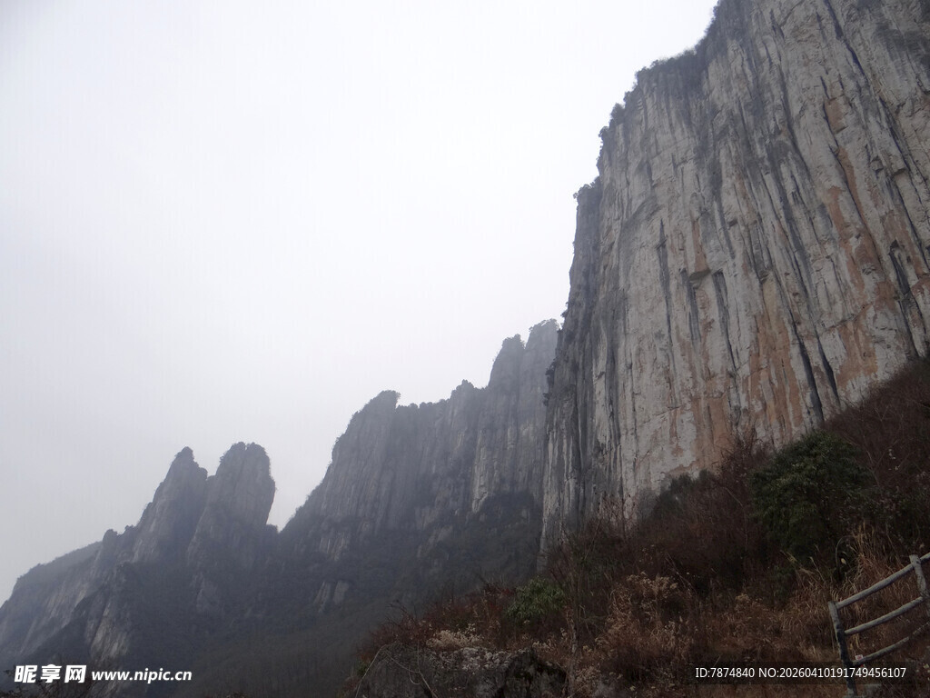 恩施云雾缭绕的陡峭山峰