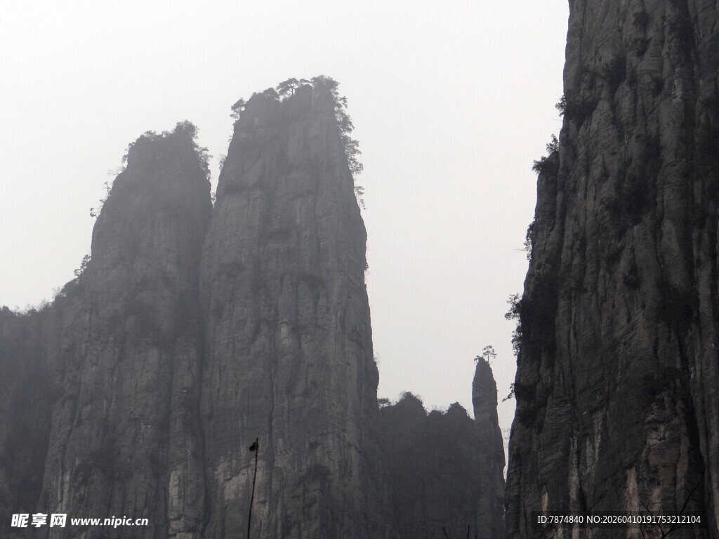 恩施奇峰耸立的壮丽山景