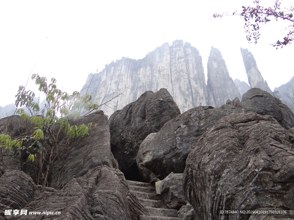 恩施嶙峋山石与远处奇峰