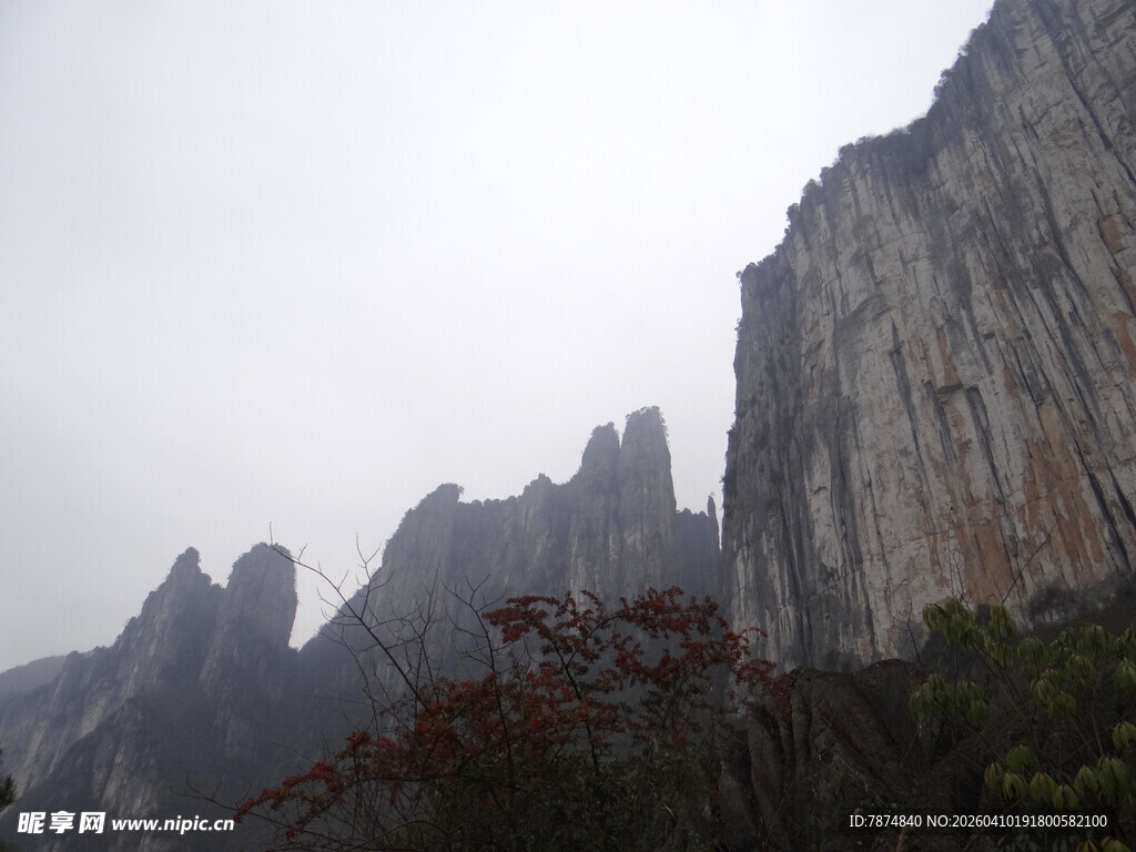 恩施巍峨险峻的壮丽山峰