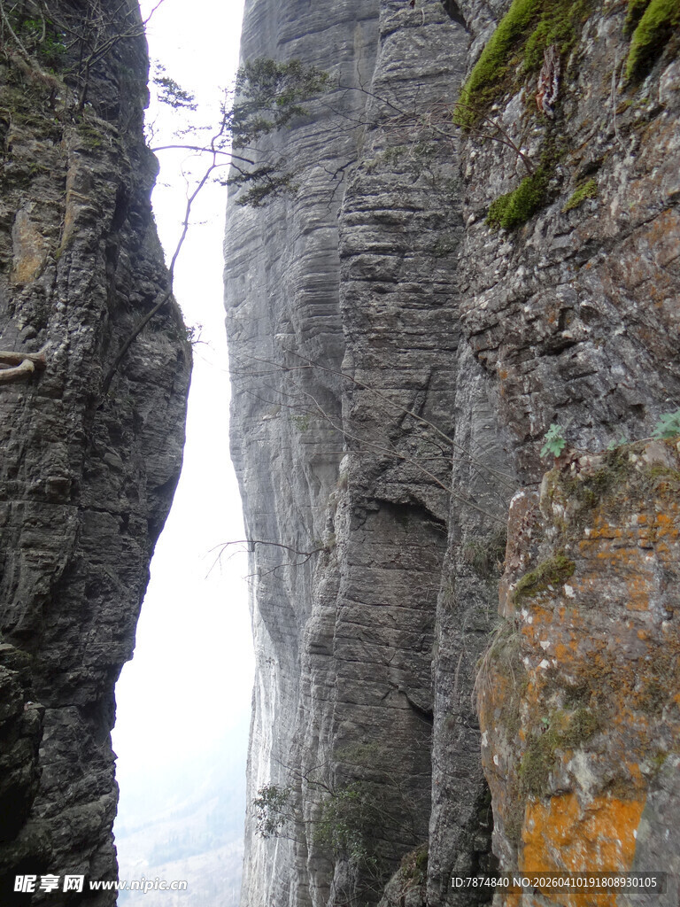 恩施峡谷峭壁间的自然奇观