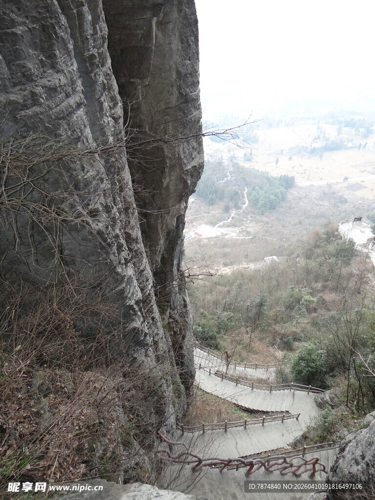 恩施山间石缝中的蜿蜒步道