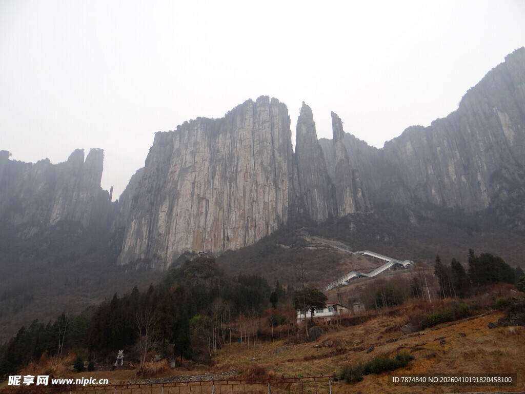 恩施壮丽山峰间蜿蜒道路