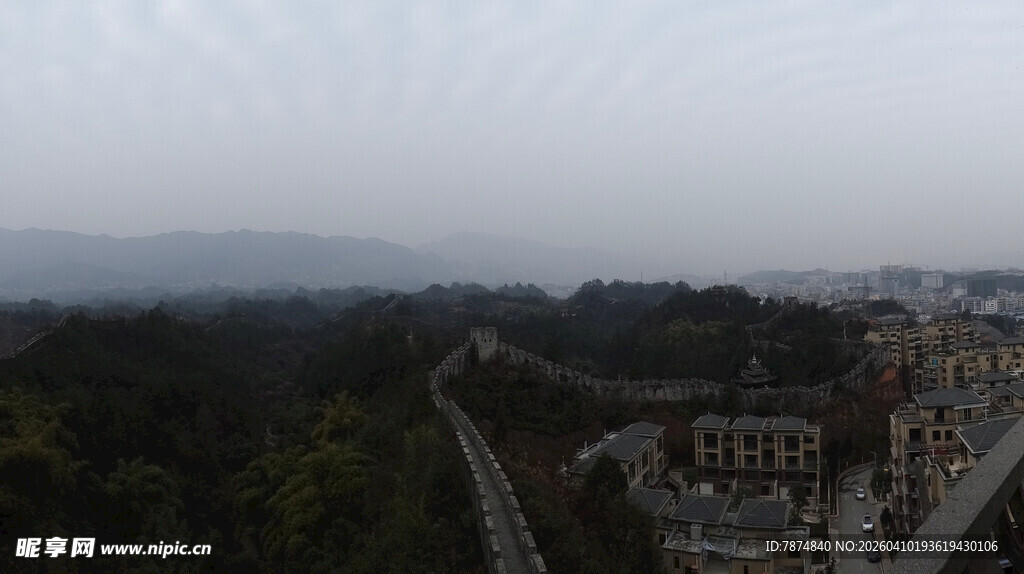 恩施俯瞰山林间的桥梁景观