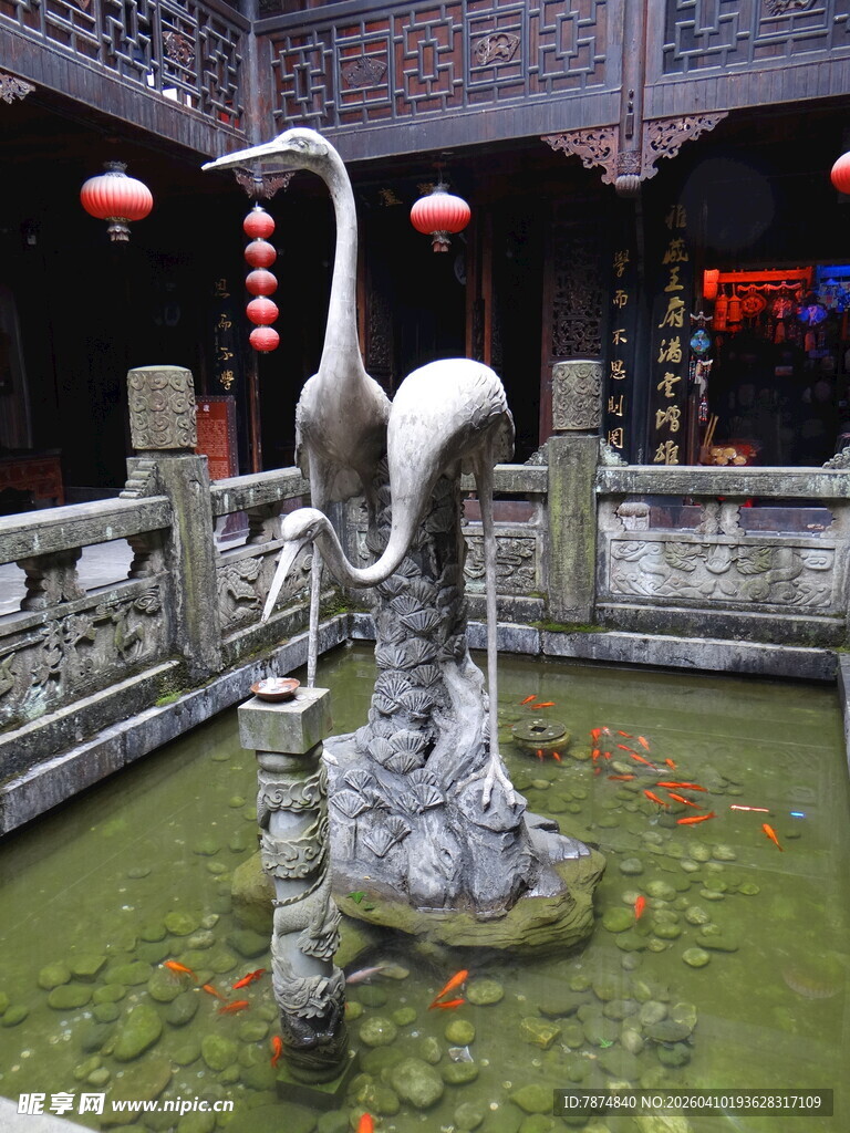 恩施中式庭院中的仙鹤石雕景观