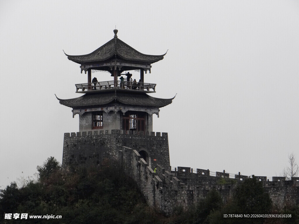 恩施中式塔楼立于城墙之上