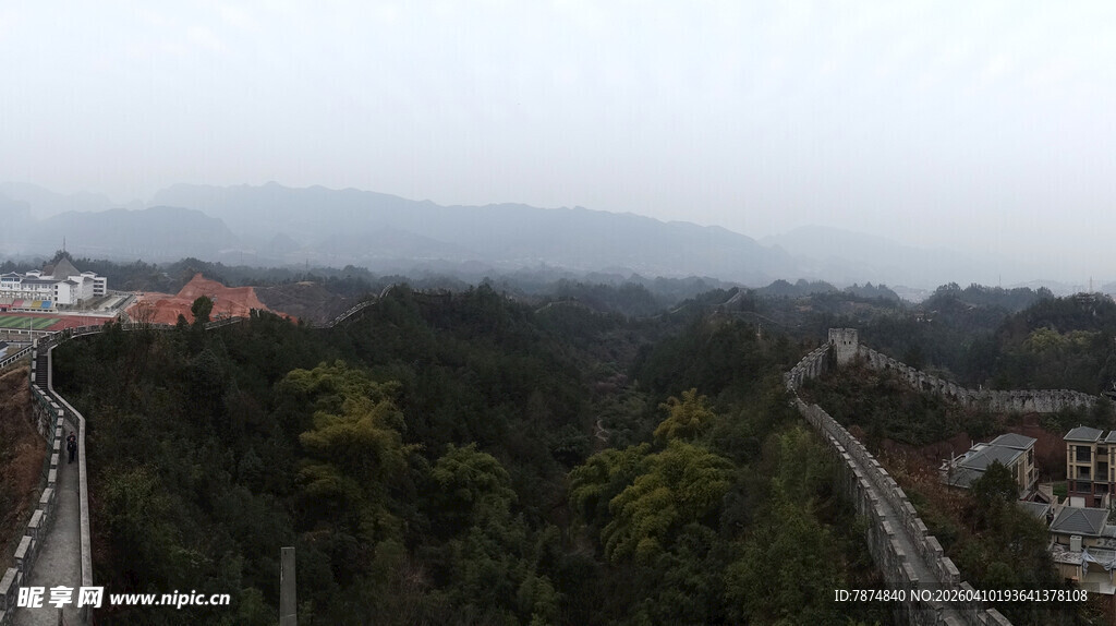 恩施俯瞰山林间的蜿蜒道路