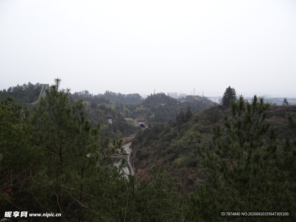 恩施山间景色 绿意盎然的山谷