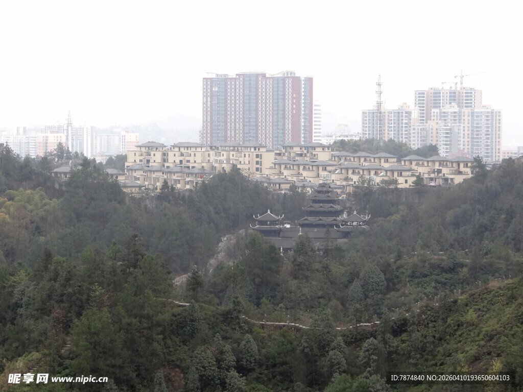 恩施山林间的城市建筑景观
