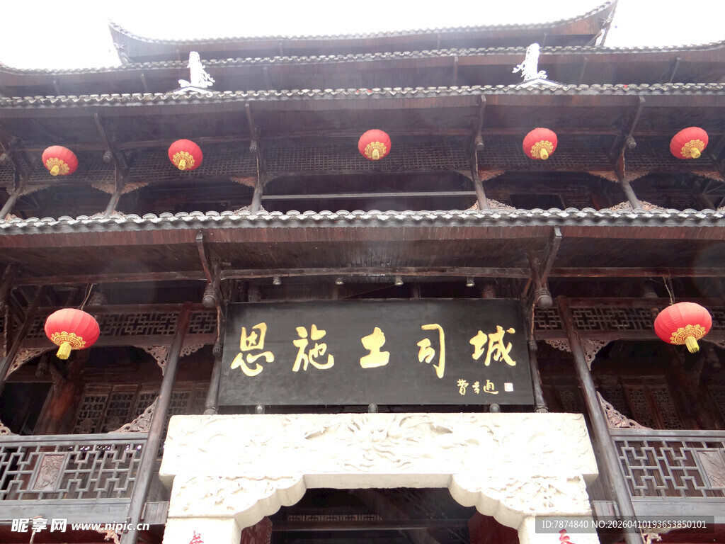 恩施中式古建门楼 高悬红灯笼