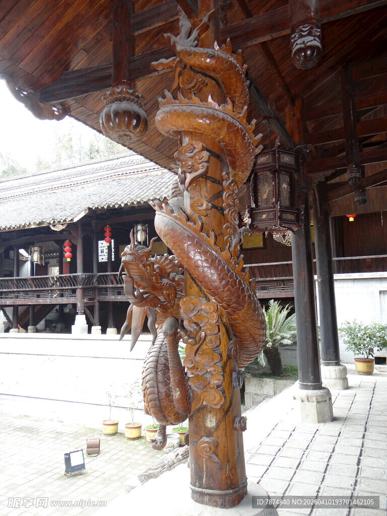 恩施古建前的精美木雕龙柱