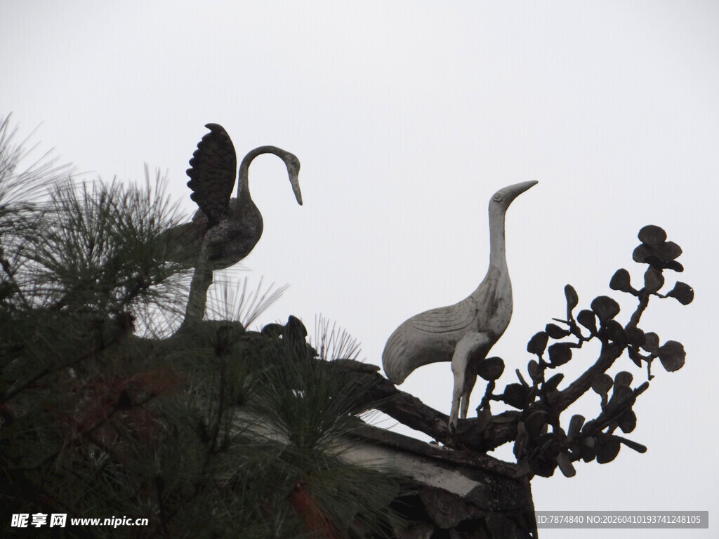 恩施双鹤雕塑立于枝头