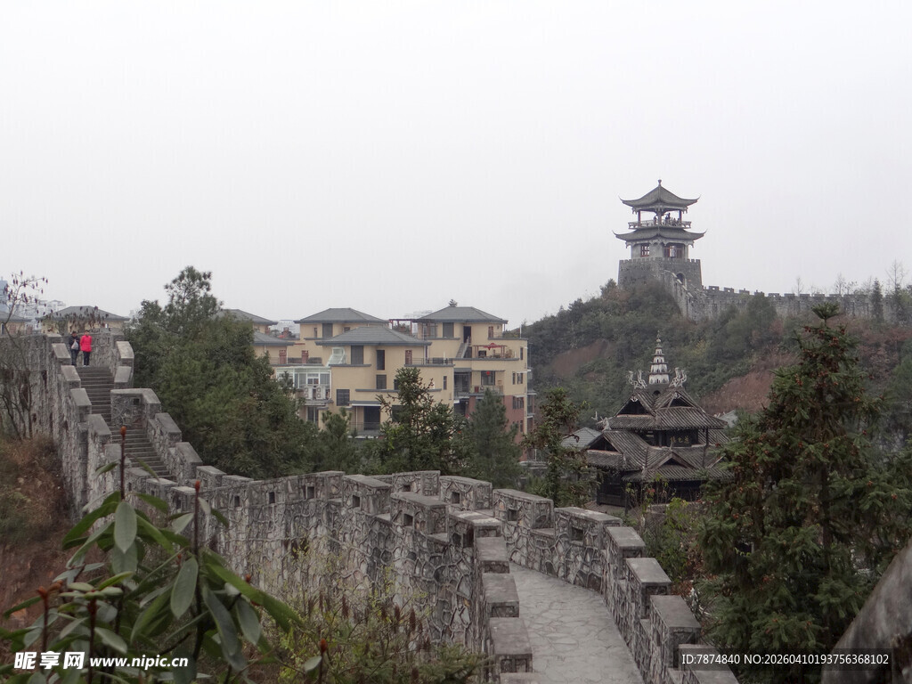 恩施古城墙旁的中式楼阁景观