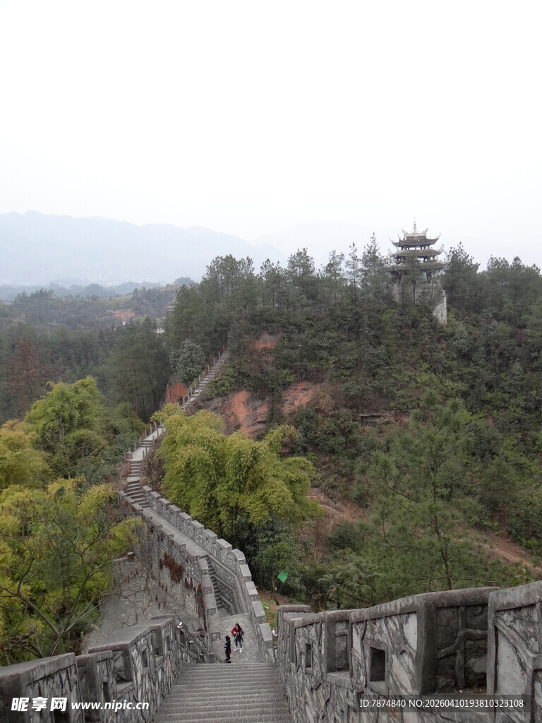 恩施山间石砌长城蜿蜒景色