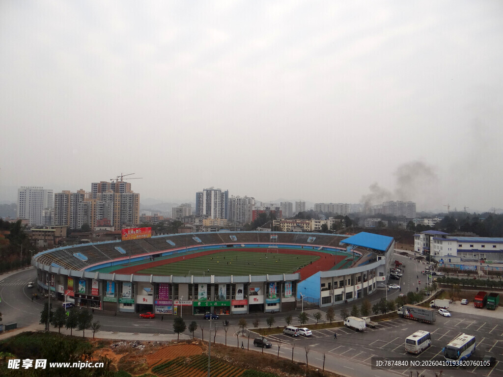 恩施城市中色彩斑斓的体育场