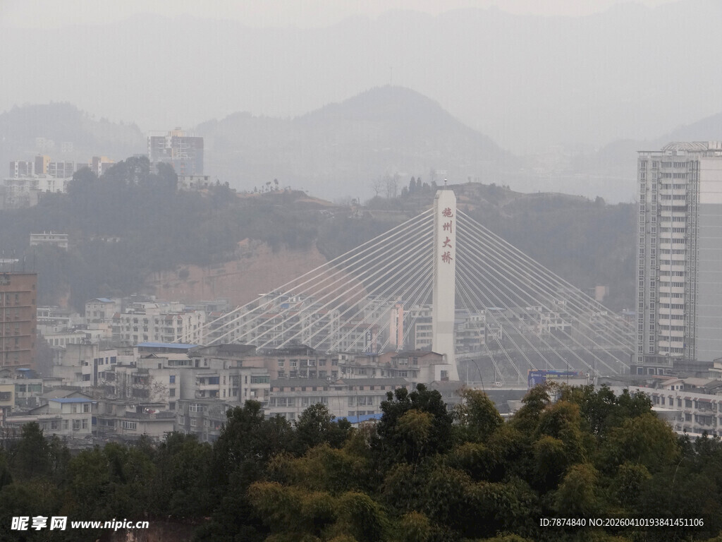 恩施城市远景与林中高塔景观