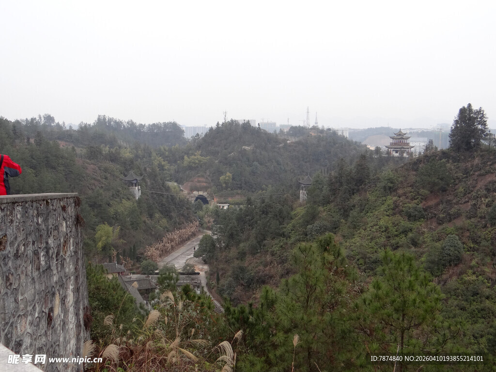 恩施一人立于高处眺望山林