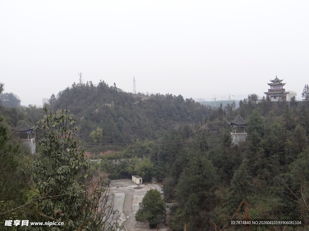 恩施山间河谷风景图