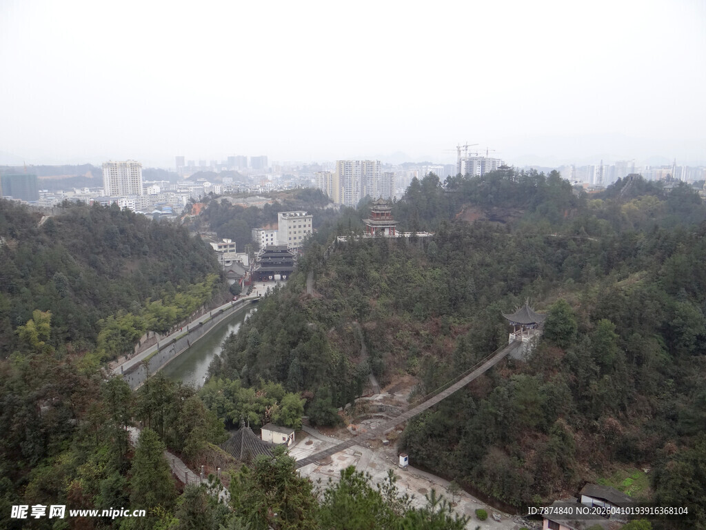 恩施俯瞰山林间的城市道路