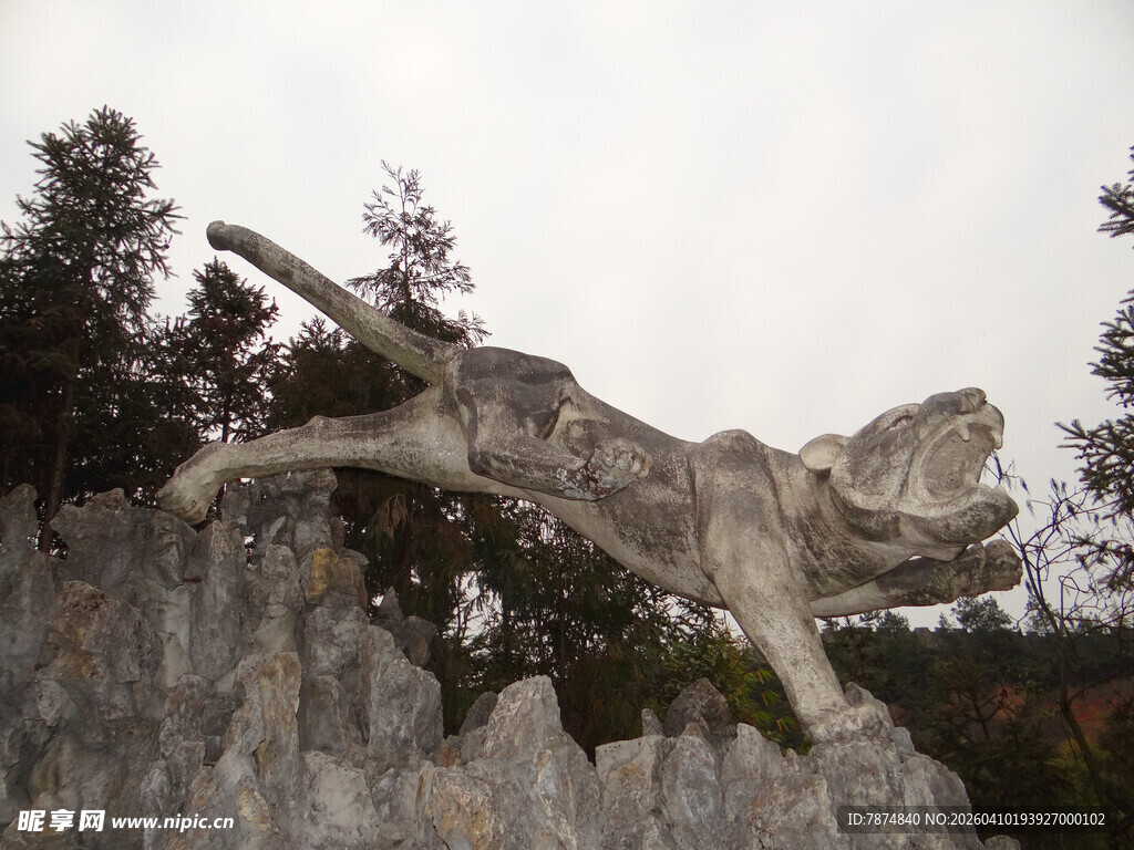 恩施岩石上的恐龙雕塑