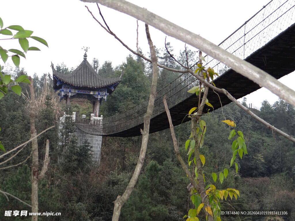 恩施山林中的古朴吊桥与亭阁