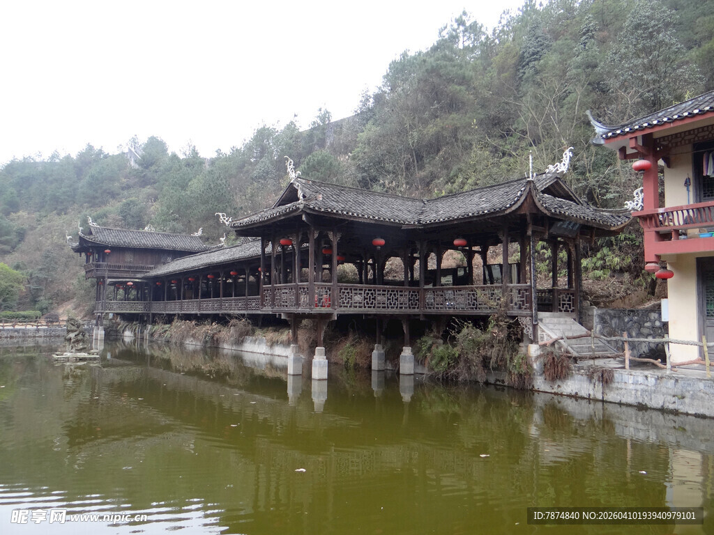 恩施古色古香的水上廊桥景观