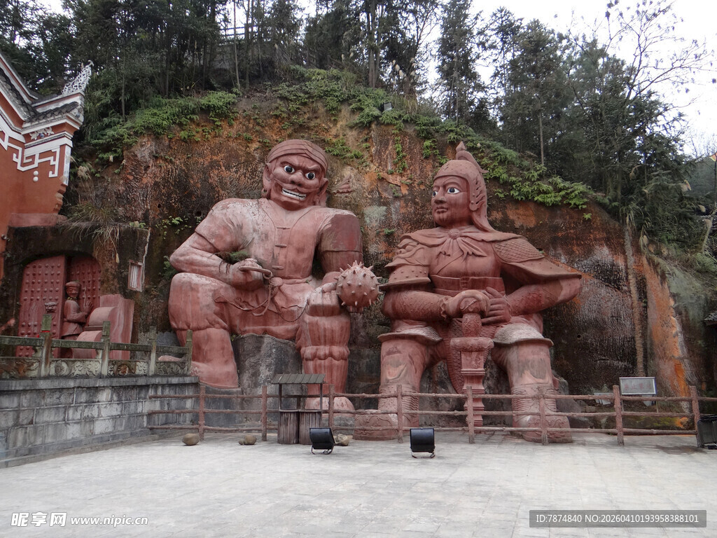 恩施景区内的大型石像景观