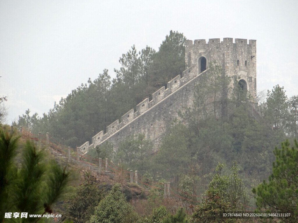 恩施雾中巍峨长城屹立山间