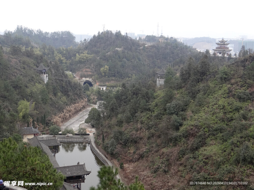 恩施山间村落景色