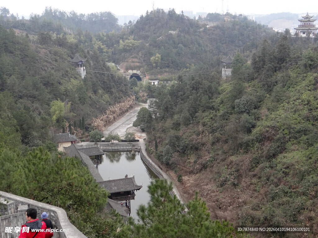 恩施山间观景人 俯瞰河谷风光