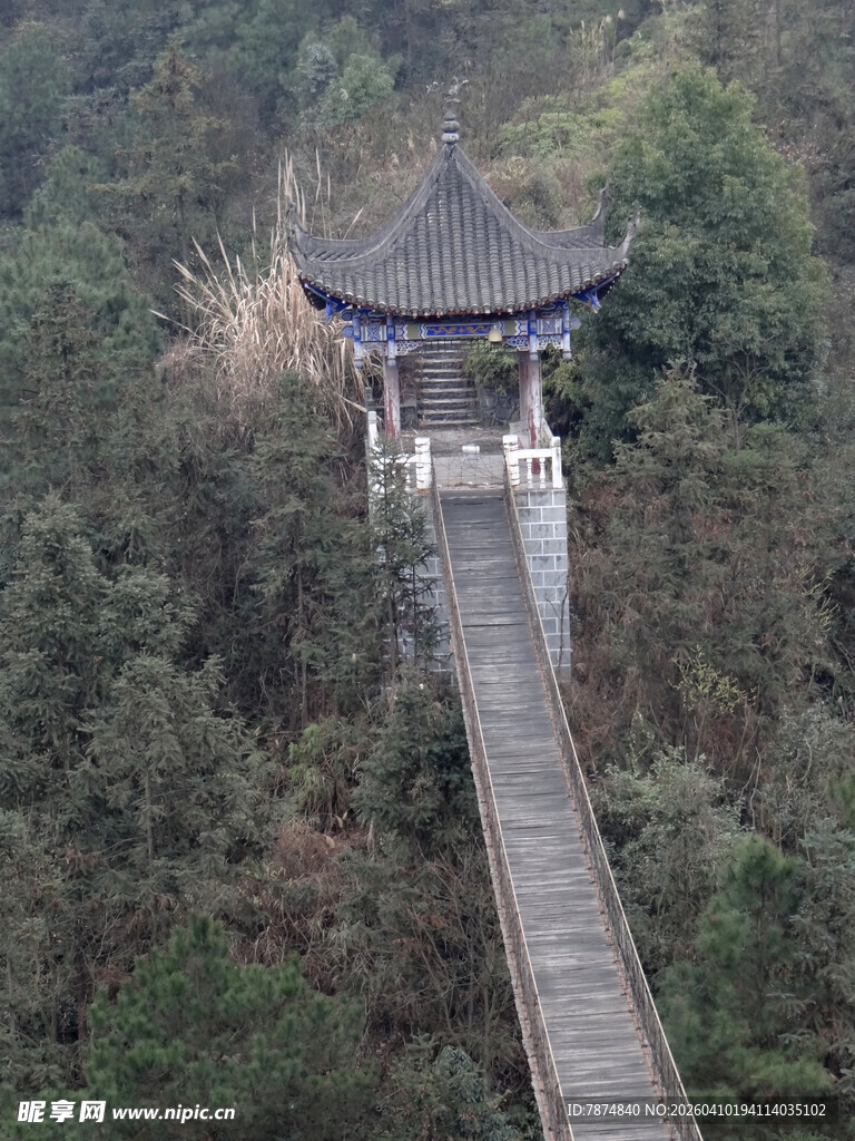 恩施山林中的古朴凉亭与栈道