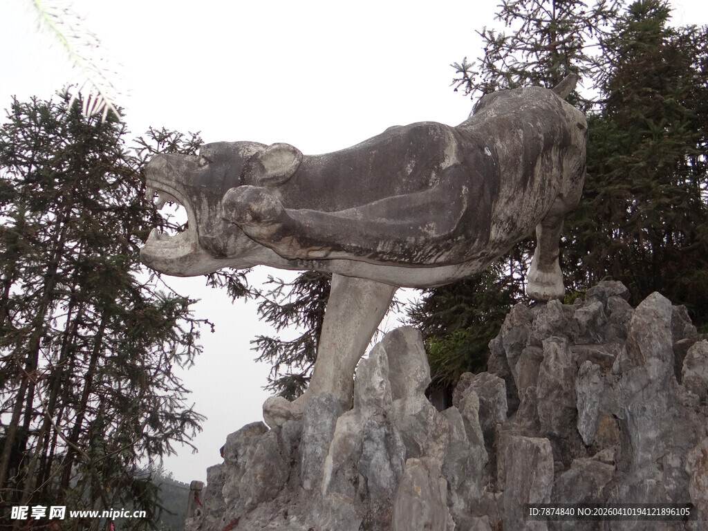 恩施山林中的猛虎石雕