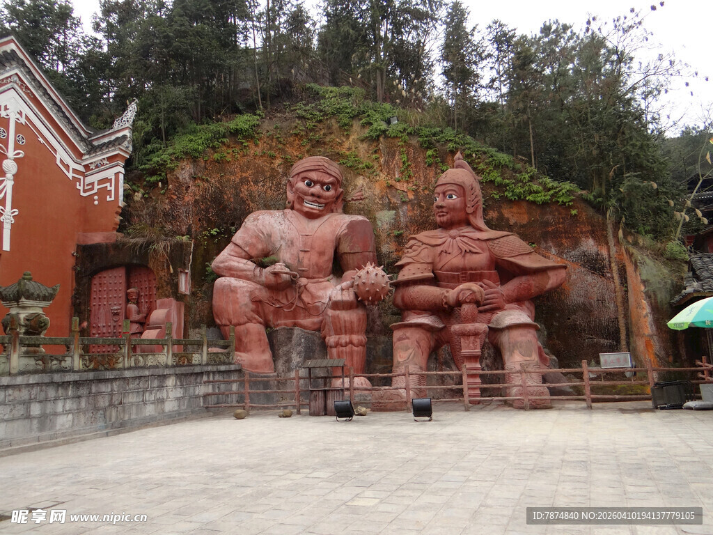 恩施壮观的大型红色雕塑群