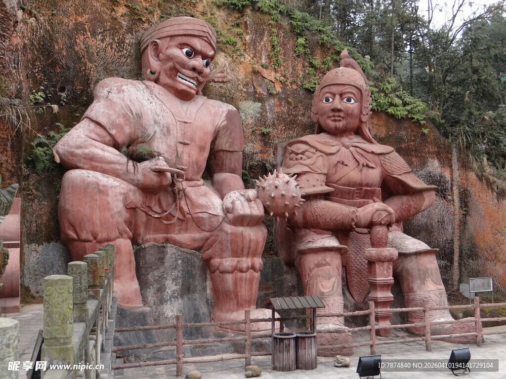 恩施两尊巨型石像威严矗立