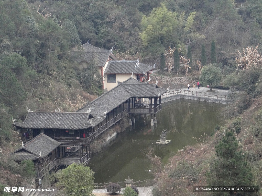 恩施古雅廊桥静立山水间