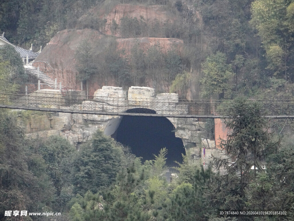 恩施山间隧道隐于葱郁林木间