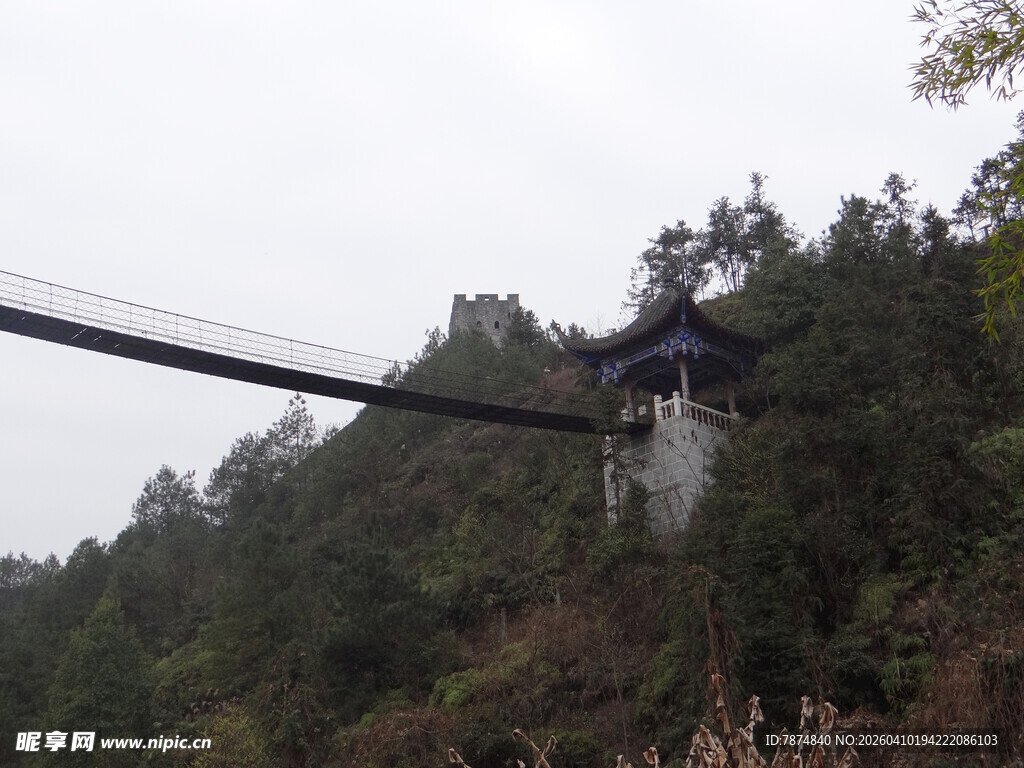 恩施山间悬空玻璃桥