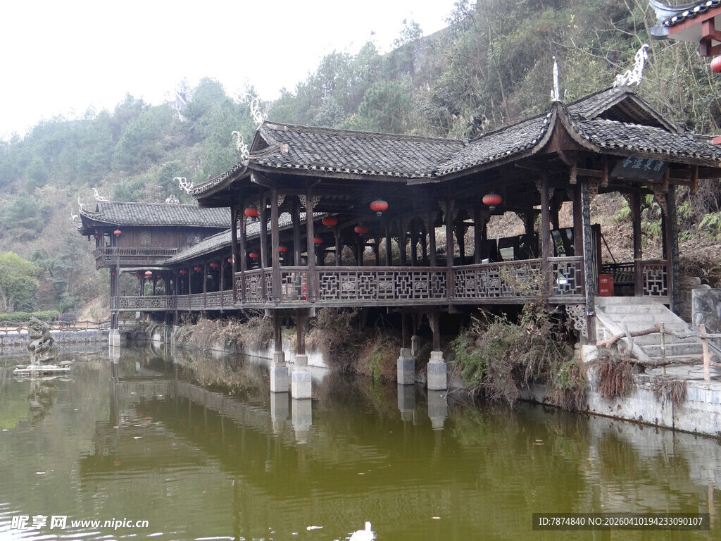 恩施古色古香的水上廊桥景观