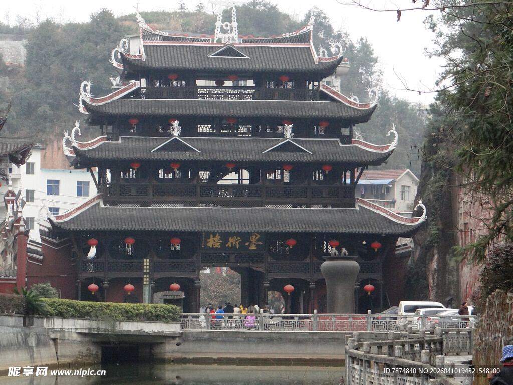 恩施古雅多层楼阁临水而立