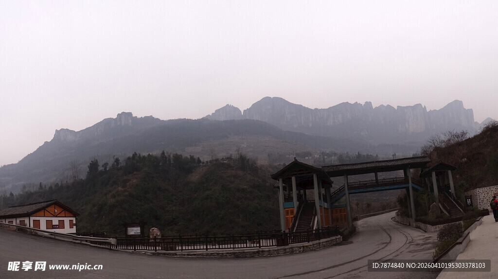 恩施山间铁路场景
