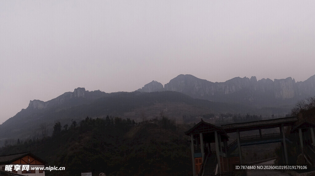 恩施山间朦胧景致