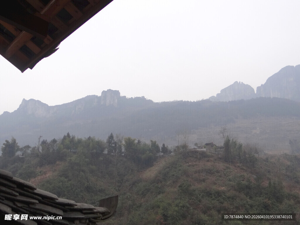 恩施山间屋顶望远处山峦景色