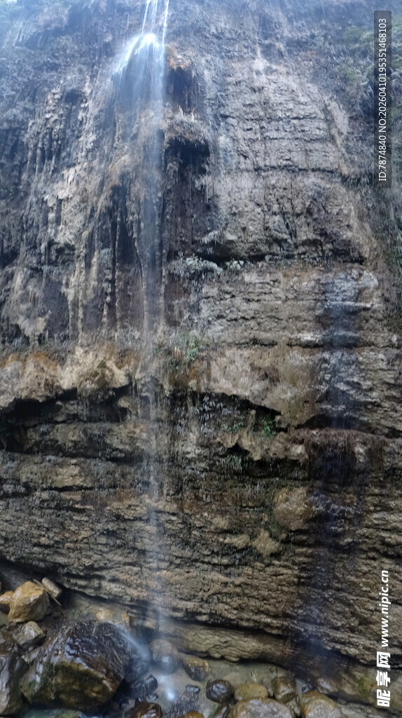 恩施山间瀑布景观