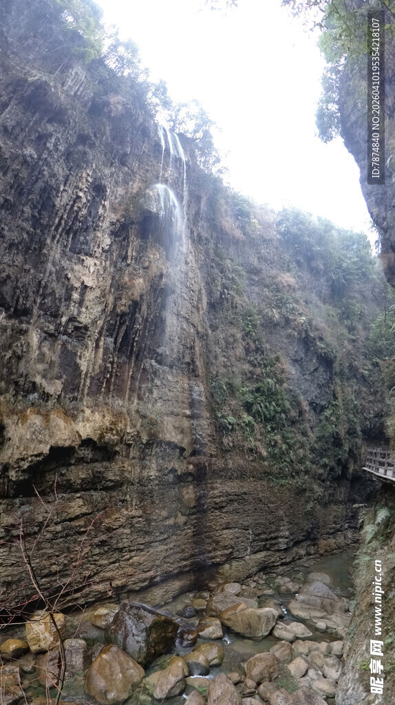 恩施山间瀑布下的嶙峋岩石