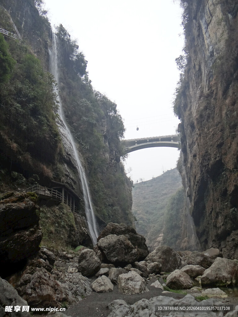 恩施峡谷飞瀑间的凌空桥景