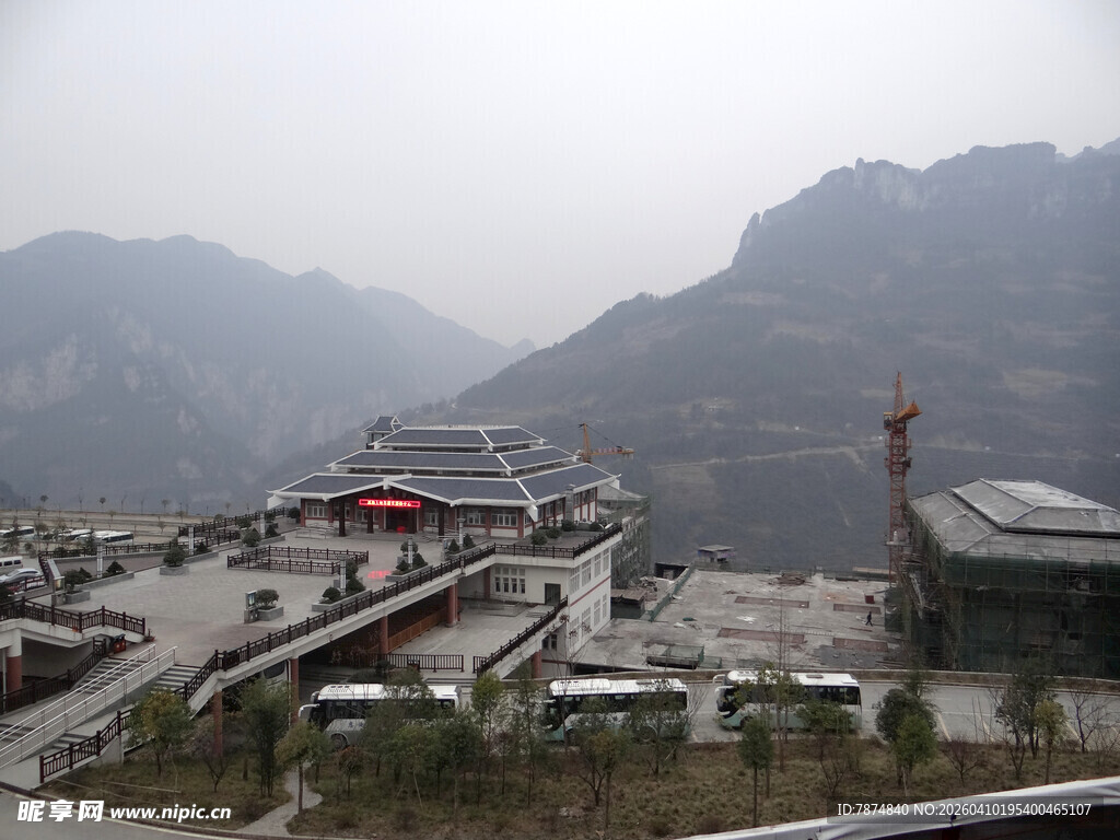 恩施山间停车场及周边景致