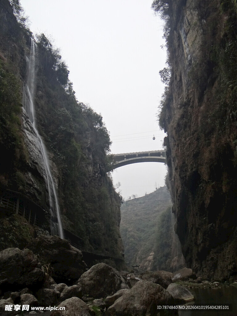 恩施峡谷间的桥梁景观