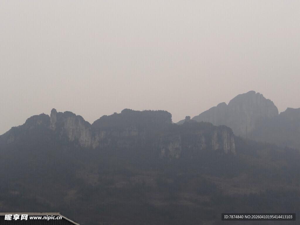 恩施雾中朦胧山峦景色