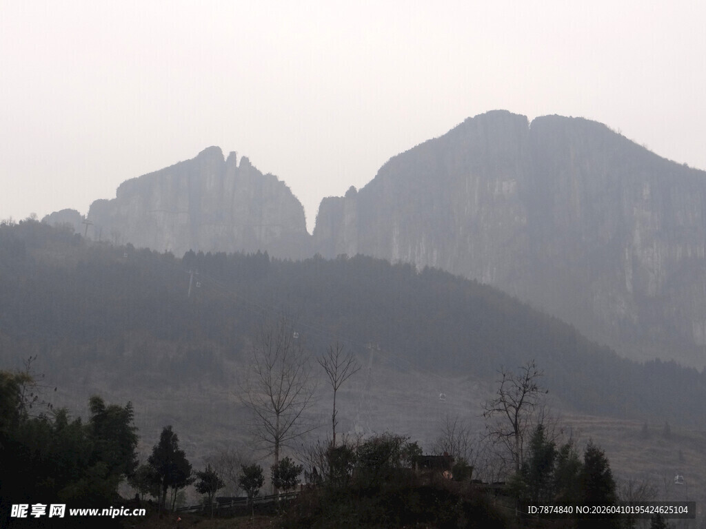 恩施巍峨山峦 雾霭中的自然美景